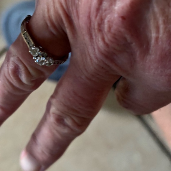 14K White Gold Diamond Ring
Size 9.5 with white gold ring guard - Picture 7 of 12